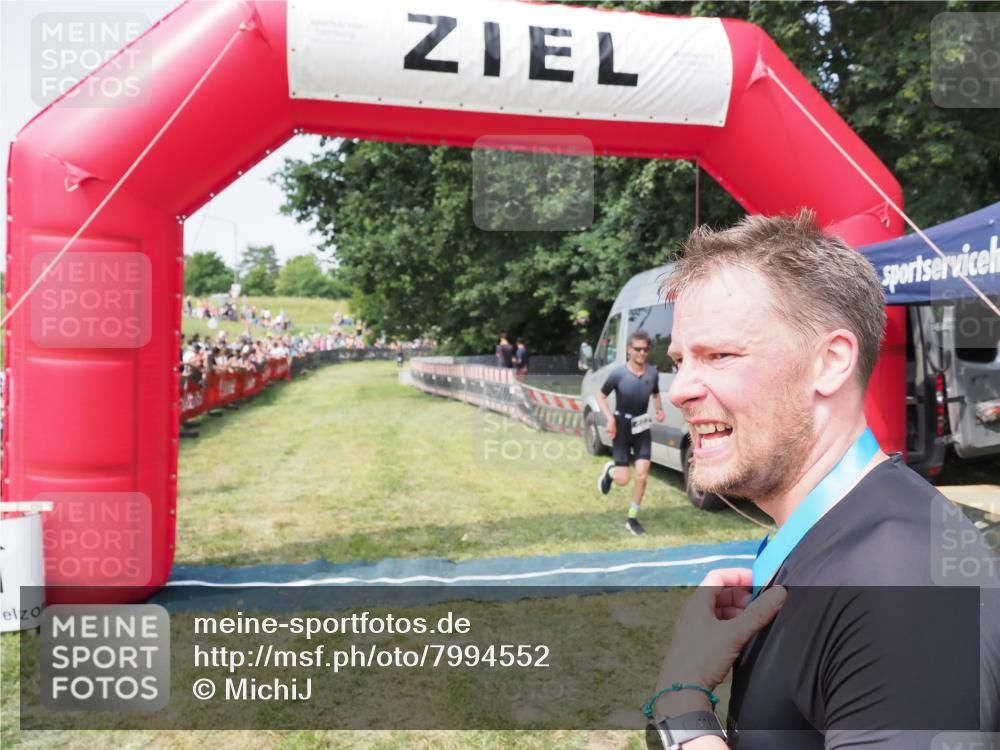 21.06.2025 - 27. Vierlanden-Triathlon MichiJ http://msf.ph/oto/7994552 15.06.2026 11:18:08 Ziel 462 meine-sportfotos.de