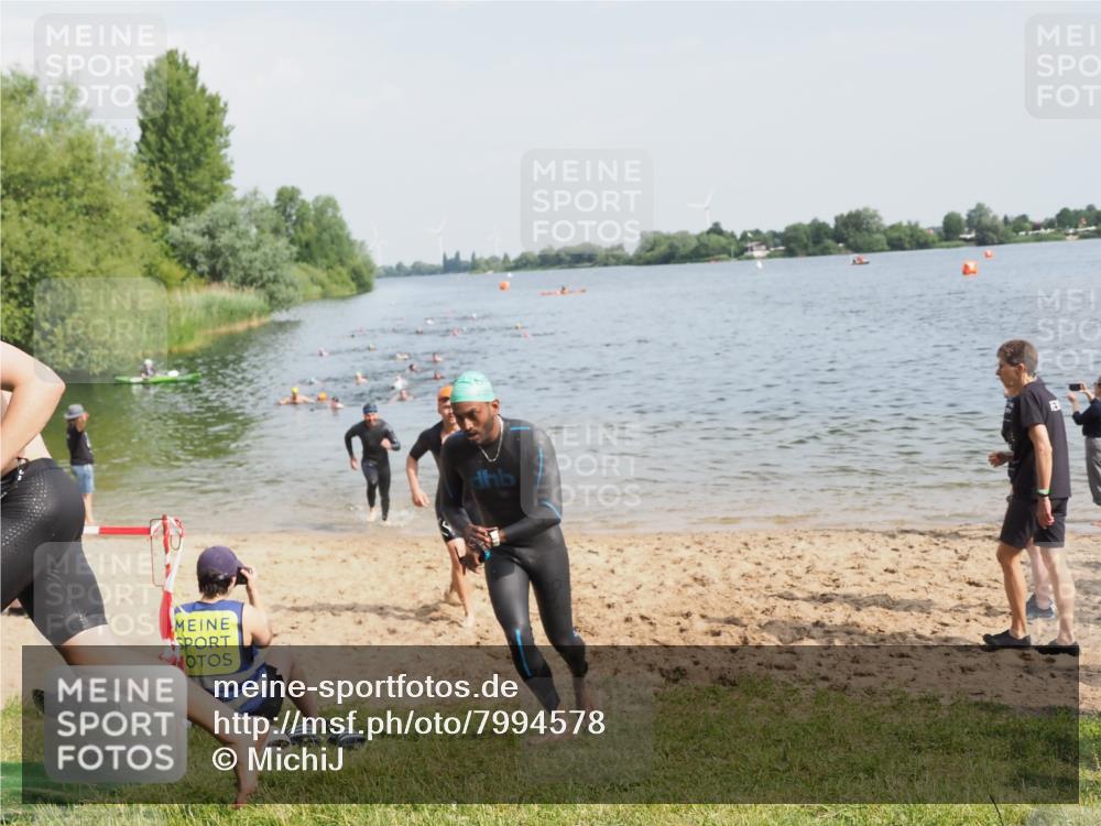 21.06.2025 - 27. Vierlanden-Triathlon MichiJ http://msf.ph/oto/7994578 15.06.2026 09:56:19 Schwimmen 260, 314, 315, 323, 349, 438 meine-sportfotos.de