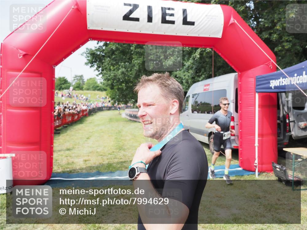 21.06.2025 - 27. Vierlanden-Triathlon MichiJ http://msf.ph/oto/7994629 15.06.2026 11:18:08 Ziel 462 meine-sportfotos.de