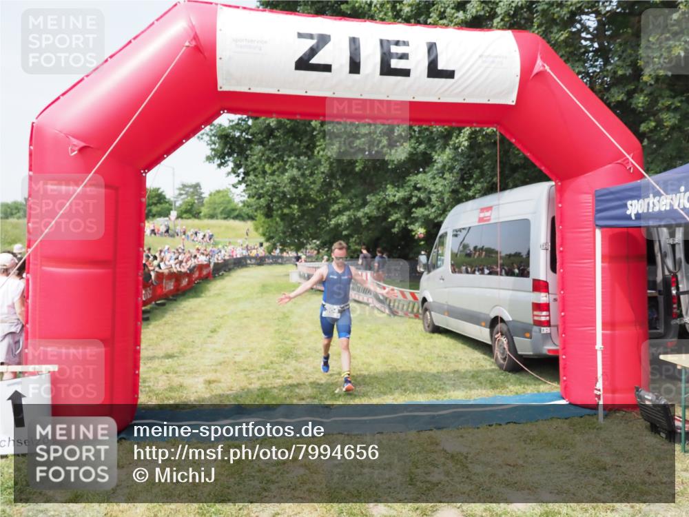 21.06.2025 - 27. Vierlanden-Triathlon MichiJ http://msf.ph/oto/7994656 15.06.2026 11:18:19 Ziel 304 meine-sportfotos.de