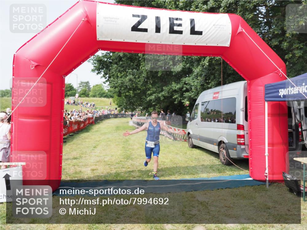 21.06.2025 - 27. Vierlanden-Triathlon MichiJ http://msf.ph/oto/7994692 15.06.2026 11:18:19 Ziel 304 meine-sportfotos.de