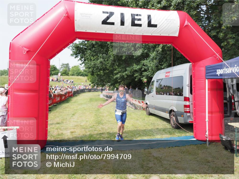 21.06.2025 - 27. Vierlanden-Triathlon MichiJ http://msf.ph/oto/7994709 15.06.2026 11:18:19 Ziel 304 meine-sportfotos.de