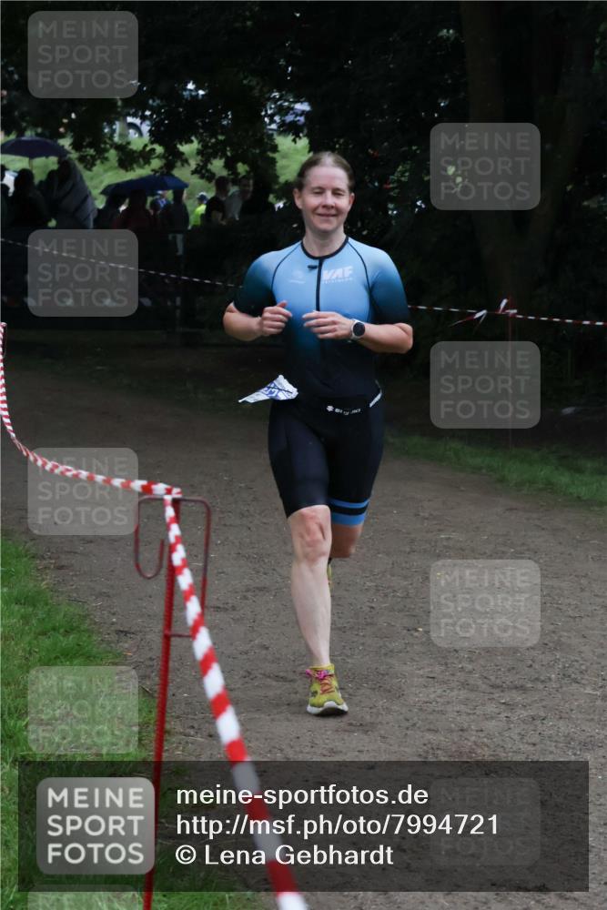 21.06.2025 - 27. Vierlanden-Triathlon Lena Gebhardt http://msf.ph/oto/7994721 15.06.2025 13:48:48 Laufen  meine-sportfotos.de