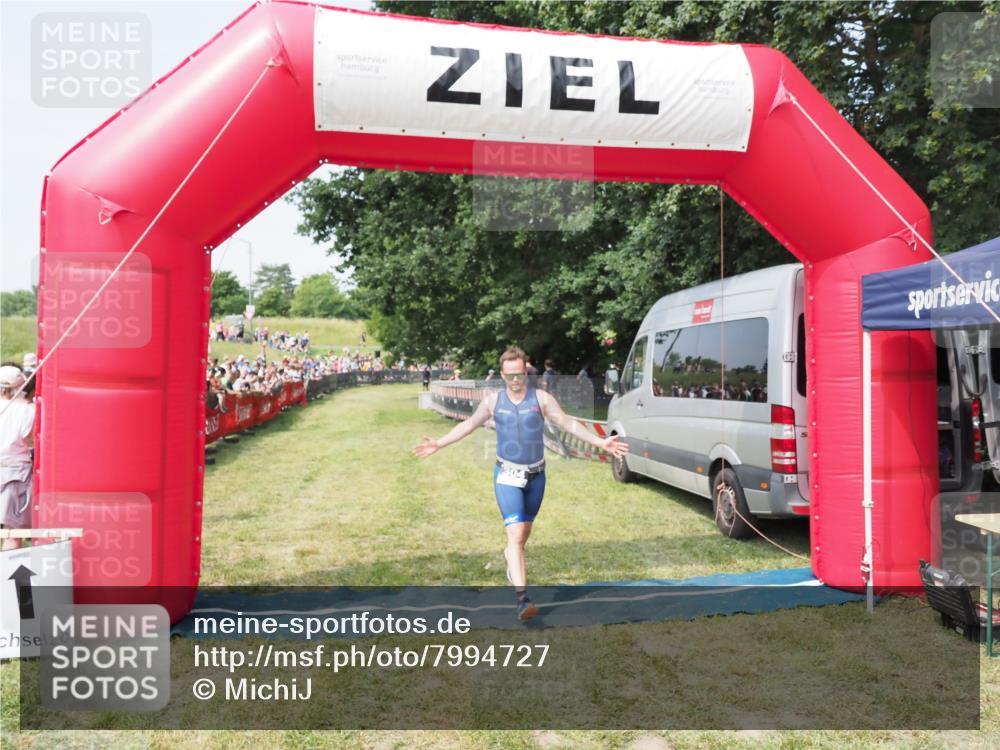21.06.2025 - 27. Vierlanden-Triathlon MichiJ http://msf.ph/oto/7994727 15.06.2026 11:18:20 Ziel 304 meine-sportfotos.de