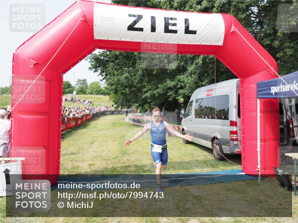 21.06.2025 - 27. Vierlanden-Triathlon MichiJ http://msf.ph/oto/7994743 15.06.2026 11:18:20 Ziel 304 meine-sportfotos.de