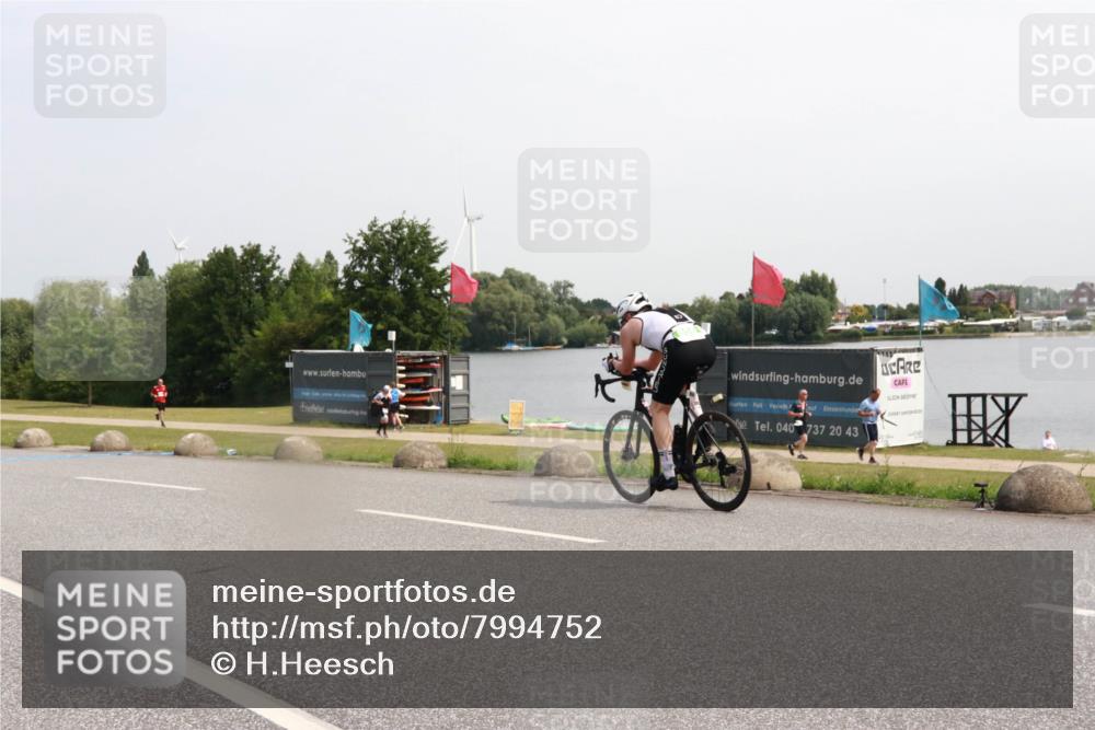 21.06.2025 - 27. Vierlanden-Triathlon H.Heesch http://msf.ph/oto/7994752 15.06.2025 11:23:23 Radfahren 180, 183, 753 meine-sportfotos.de