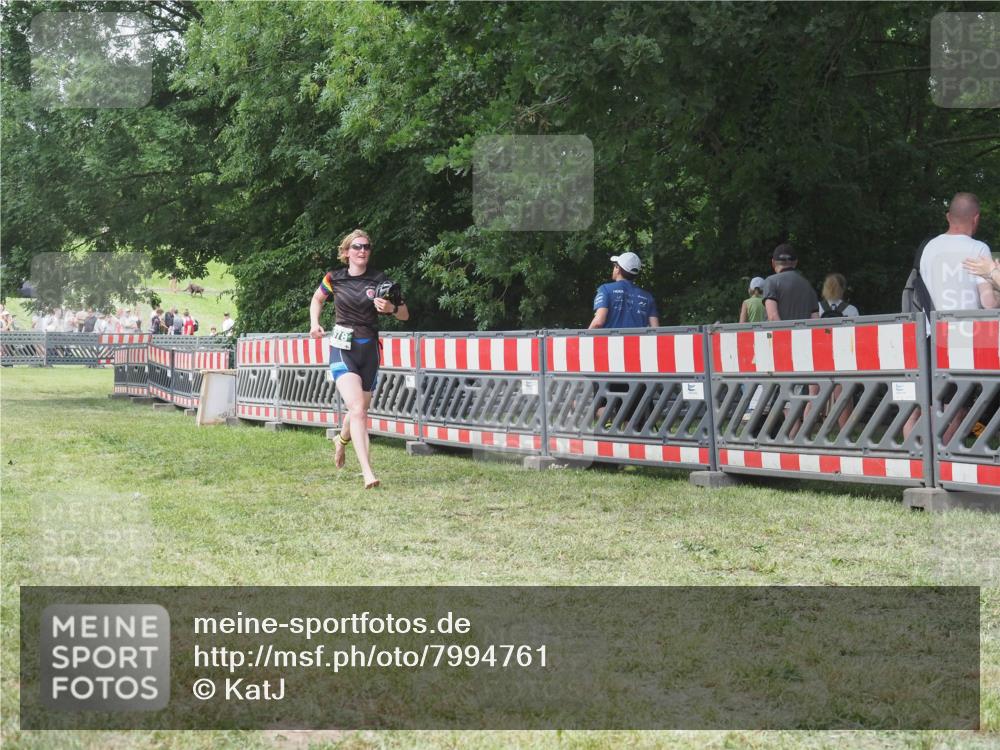 21.06.2025 - 27. Vierlanden-Triathlon KatJ http://msf.ph/oto/7994761 15.06.2025 12:44:10 Ziel 978 meine-sportfotos.de