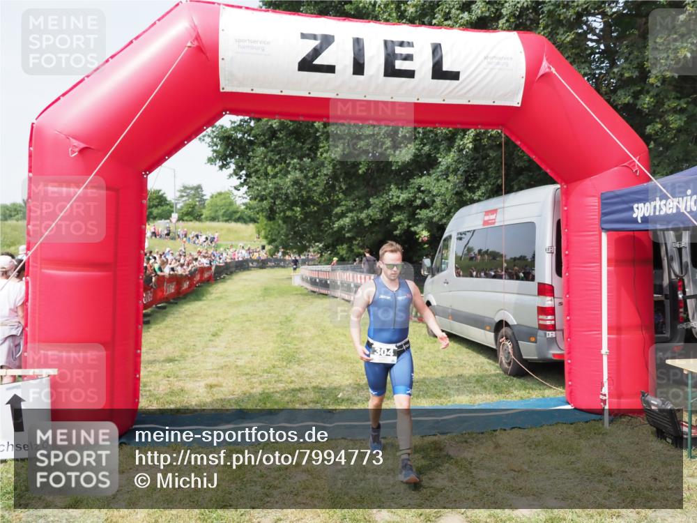 21.06.2025 - 27. Vierlanden-Triathlon MichiJ http://msf.ph/oto/7994773 15.06.2026 11:18:20 Ziel 304 meine-sportfotos.de