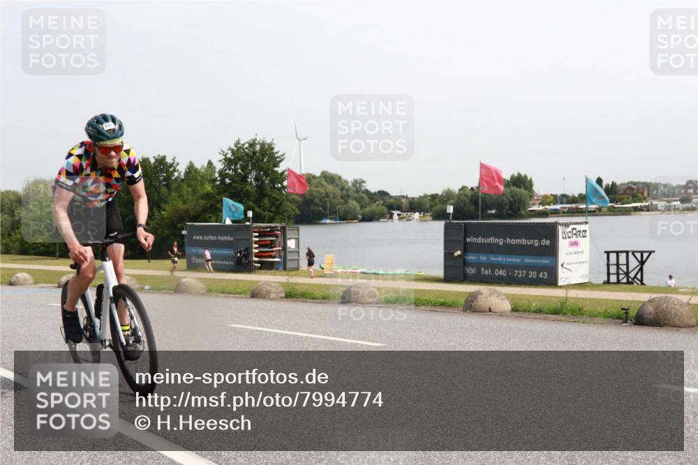 21.06.2025 - 27. Vierlanden-Triathlon H.Heesch http://msf.ph/oto/7994774 15.06.2025 11:23:39 Radfahren 187 meine-sportfotos.de