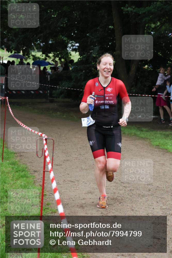 21.06.2025 - 27. Vierlanden-Triathlon Lena Gebhardt http://msf.ph/oto/7994799 15.06.2025 13:49:15 Laufen  meine-sportfotos.de