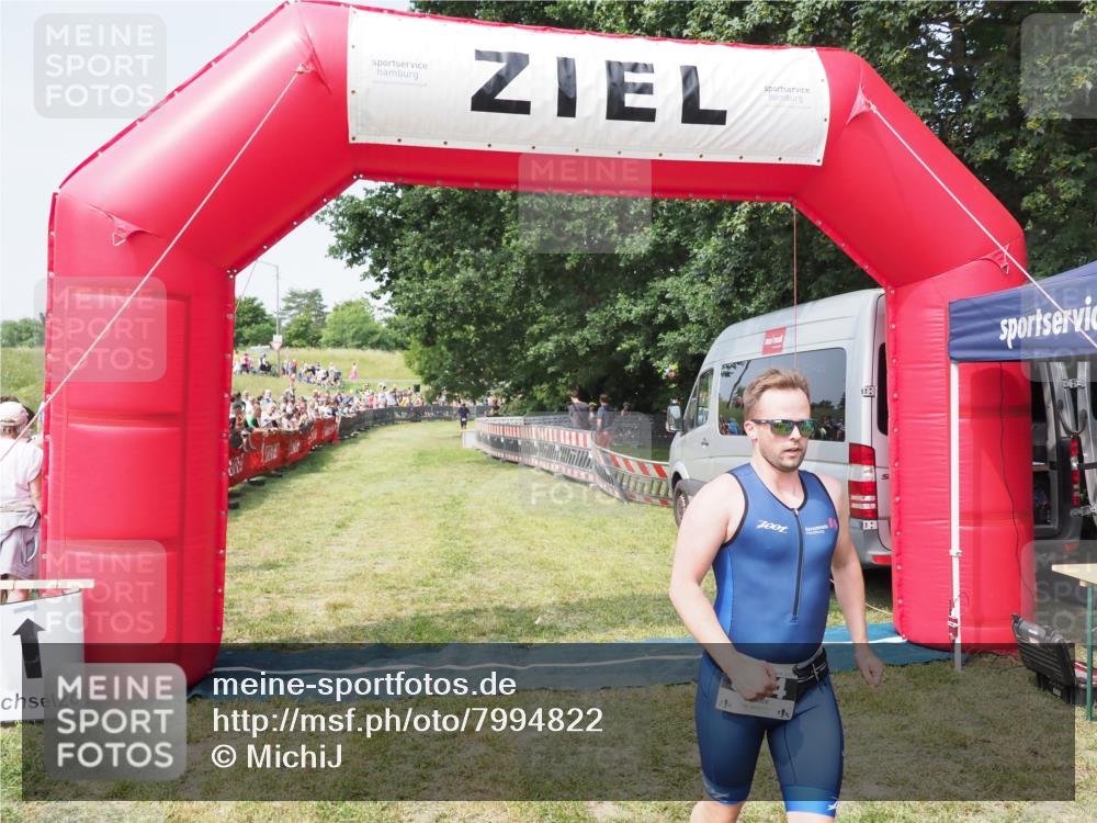 21.06.2025 - 27. Vierlanden-Triathlon MichiJ http://msf.ph/oto/7994822 15.06.2026 11:18:21 Ziel 304 meine-sportfotos.de