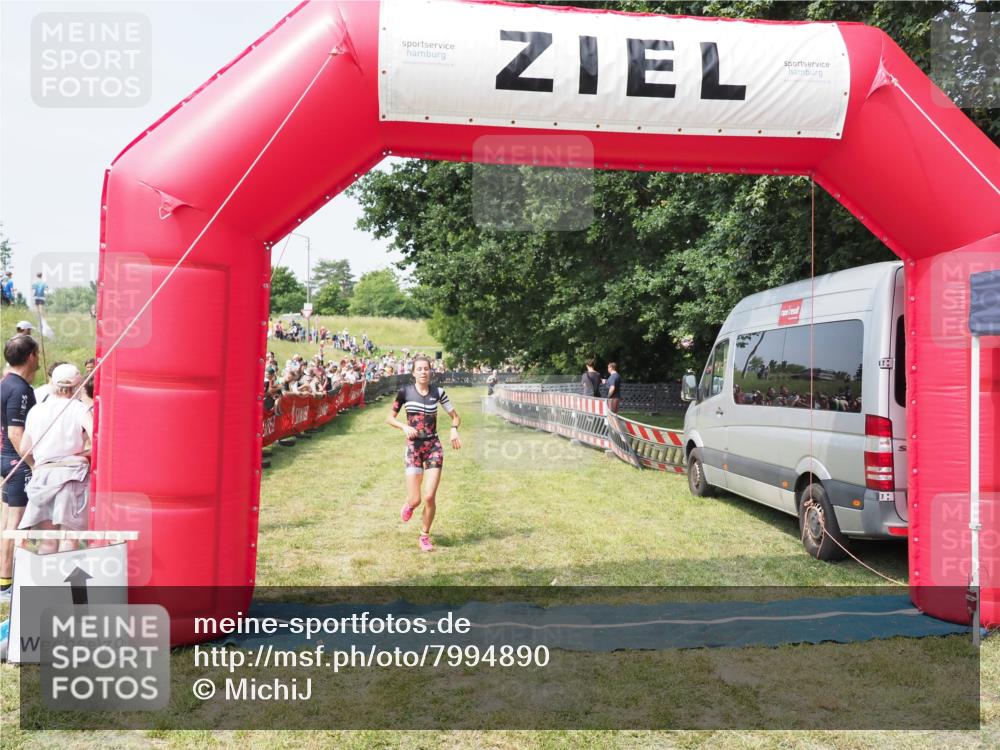 21.06.2025 - 27. Vierlanden-Triathlon MichiJ http://msf.ph/oto/7994890 15.06.2026 11:18:40 Ziel 513 meine-sportfotos.de