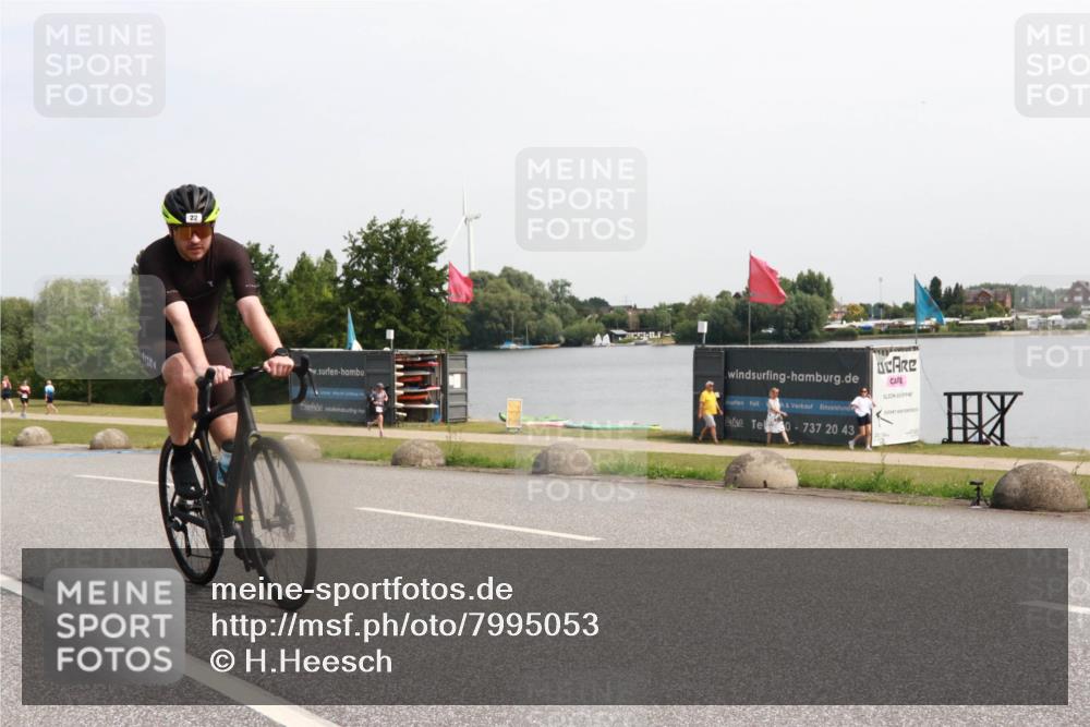 21.06.2025 - 27. Vierlanden-Triathlon H.Heesch http://msf.ph/oto/7995053 15.06.2025 11:25:07 Radfahren 22, 81, 693, 970 meine-sportfotos.de