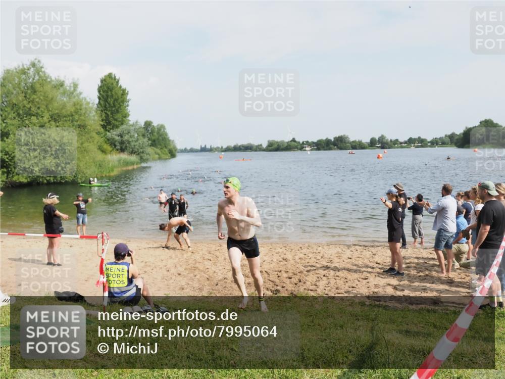 21.06.2025 - 27. Vierlanden-Triathlon MichiJ http://msf.ph/oto/7995064 15.06.2026 09:56:47 Schwimmen 258, 275, 281, 301, 320 meine-sportfotos.de