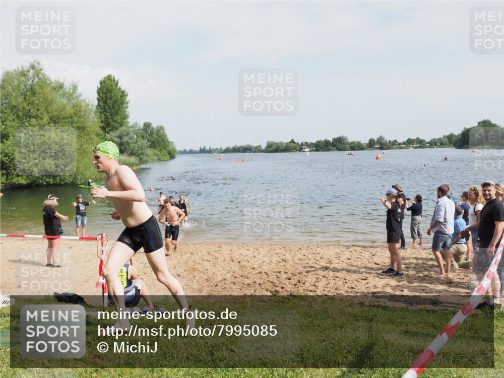 21.06.2025 - 27. Vierlanden-Triathlon MichiJ http://msf.ph/oto/7995085 15.06.2026 09:56:47 Schwimmen 258, 275, 281, 301, 320 meine-sportfotos.de