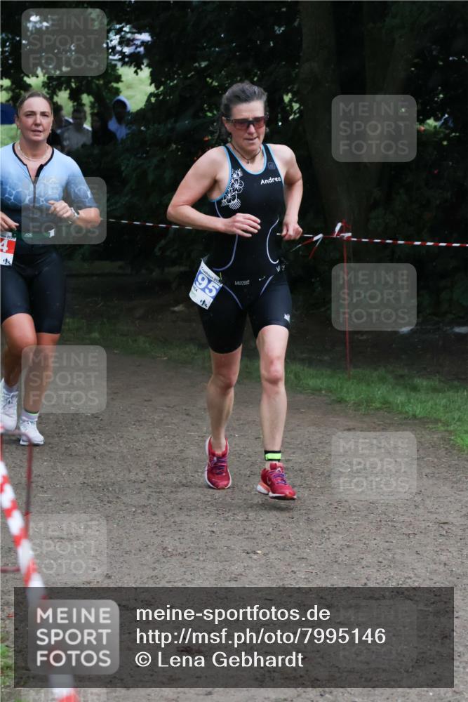21.06.2025 - 27. Vierlanden-Triathlon Lena Gebhardt http://msf.ph/oto/7995146 15.06.2025 13:49:55 Laufen 95 meine-sportfotos.de