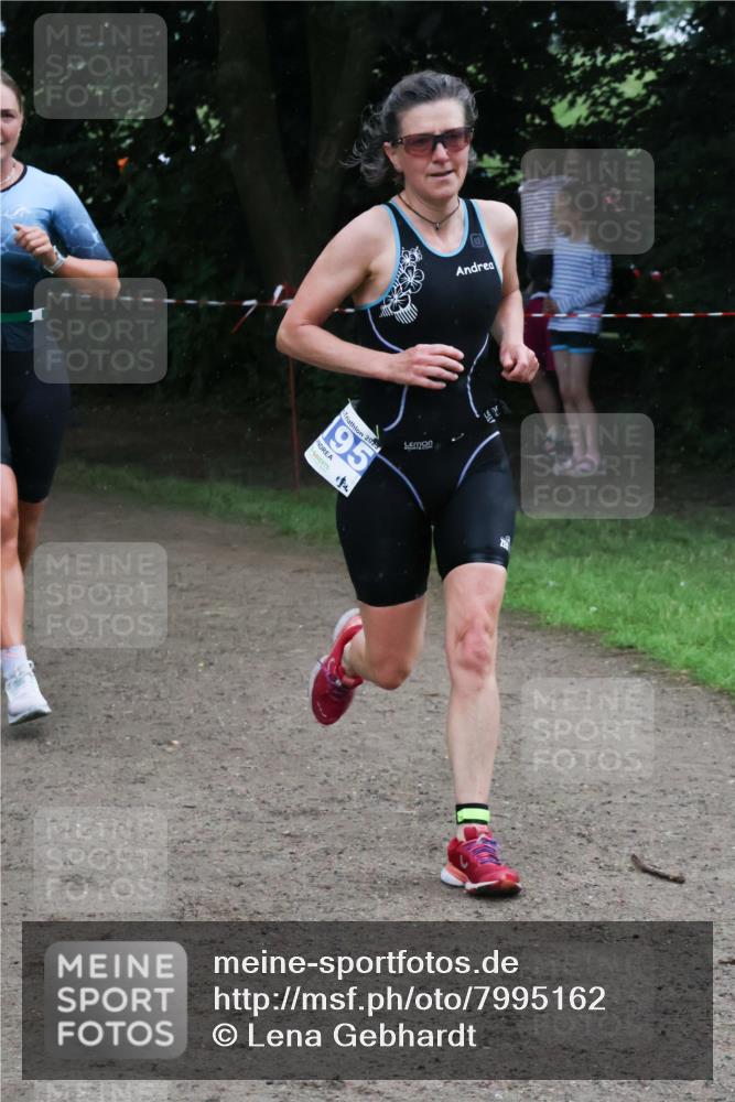 21.06.2025 - 27. Vierlanden-Triathlon Lena Gebhardt http://msf.ph/oto/7995162 15.06.2025 13:49:55 Laufen 202, 195, 4 meine-sportfotos.de