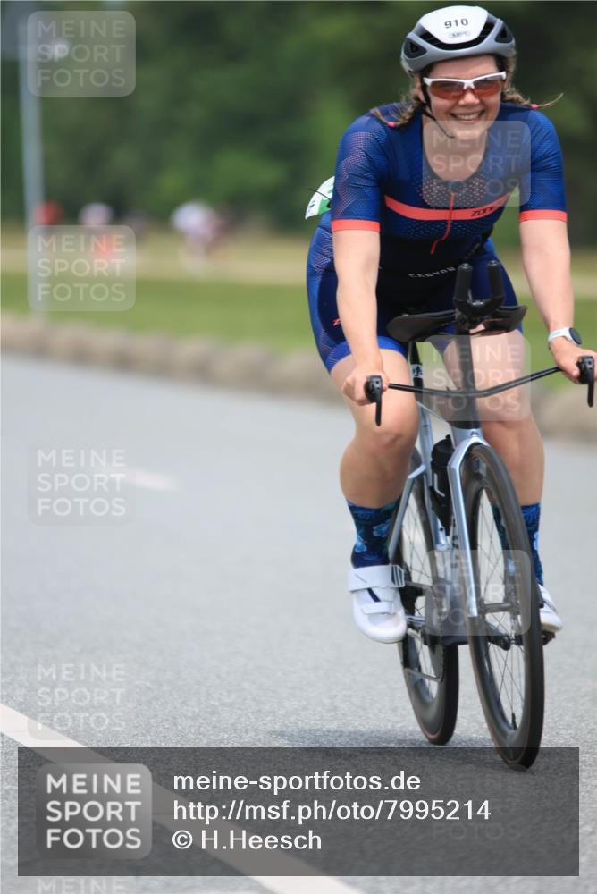 21.06.2025 - 27. Vierlanden-Triathlon H.Heesch http://msf.ph/oto/7995214 15.06.2025 12:15:10 Radfahren 702, 831, 894, 910 meine-sportfotos.de