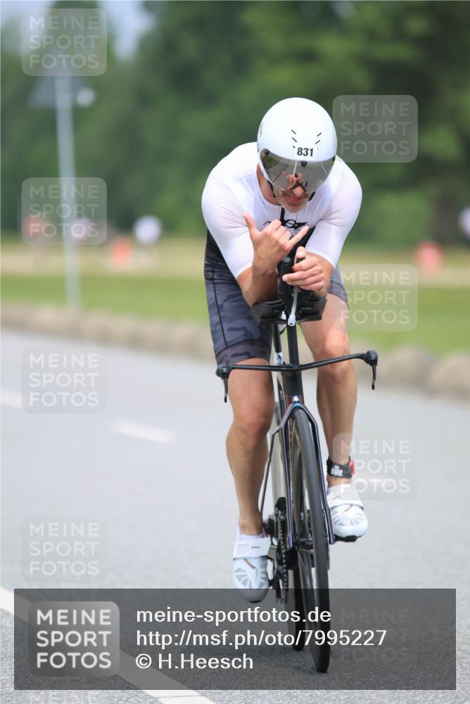 21.06.2025 - 27. Vierlanden-Triathlon H.Heesch http://msf.ph/oto/7995227 15.06.2025 12:15:14 Radfahren 643, 702, 831, 910 meine-sportfotos.de