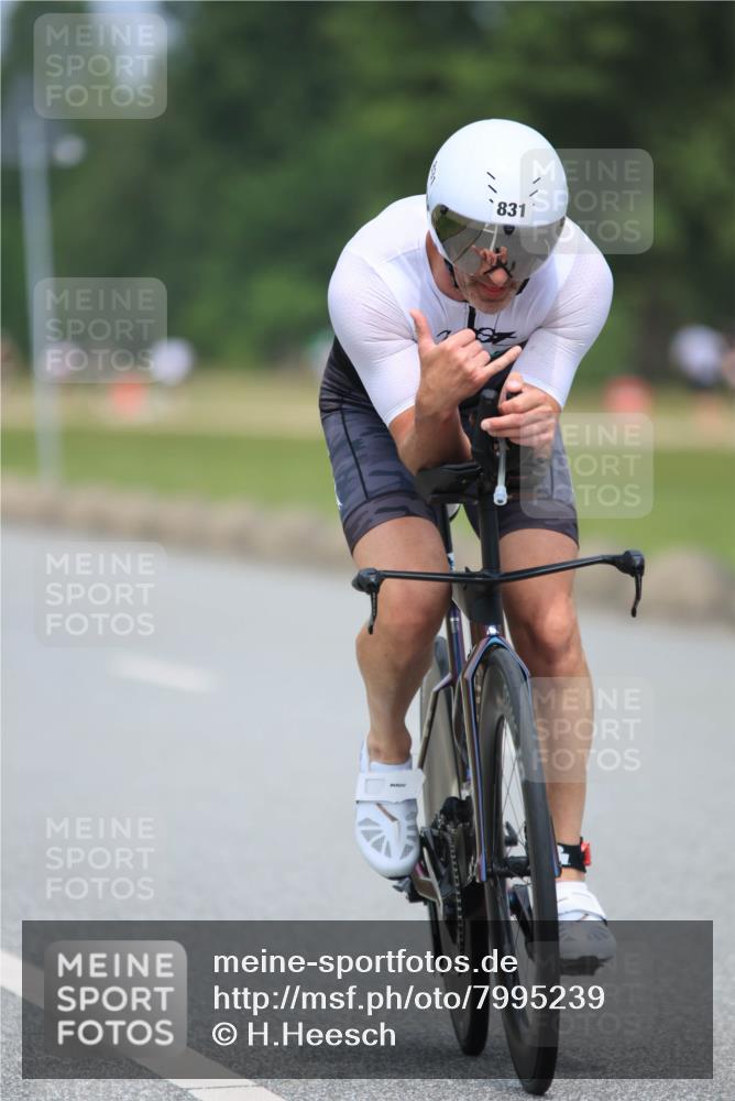21.06.2025 - 27. Vierlanden-Triathlon H.Heesch http://msf.ph/oto/7995239 15.06.2025 12:15:14 Radfahren 643, 702, 831, 910 meine-sportfotos.de