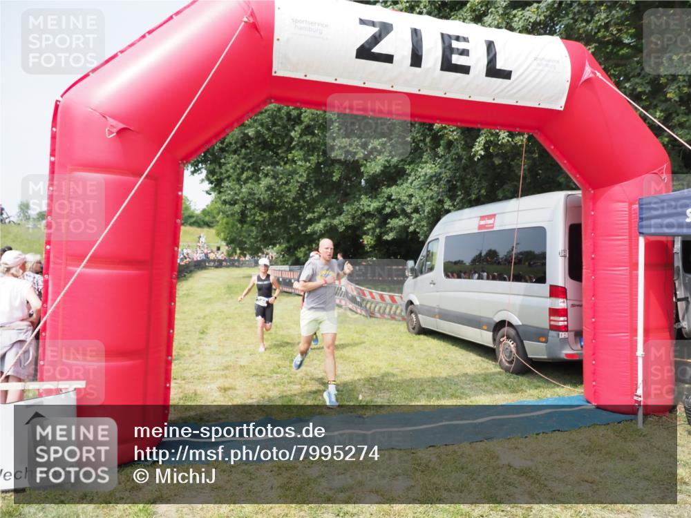 21.06.2025 - 27. Vierlanden-Triathlon MichiJ http://msf.ph/oto/7995274 15.06.2026 11:18:52 Ziel 364, 564, 612 meine-sportfotos.de