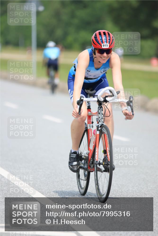 21.06.2025 - 27. Vierlanden-Triathlon H.Heesch http://msf.ph/oto/7995316 15.06.2025 12:05:02 Radfahren 671, 915, 978 meine-sportfotos.de