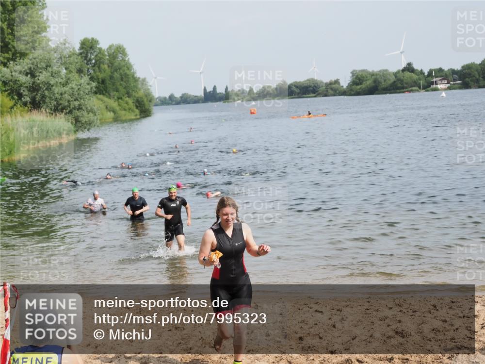 21.06.2025 - 27. Vierlanden-Triathlon MichiJ http://msf.ph/oto/7995323 15.06.2026 09:57:03 Schwimmen 263, 325, 1399 meine-sportfotos.de