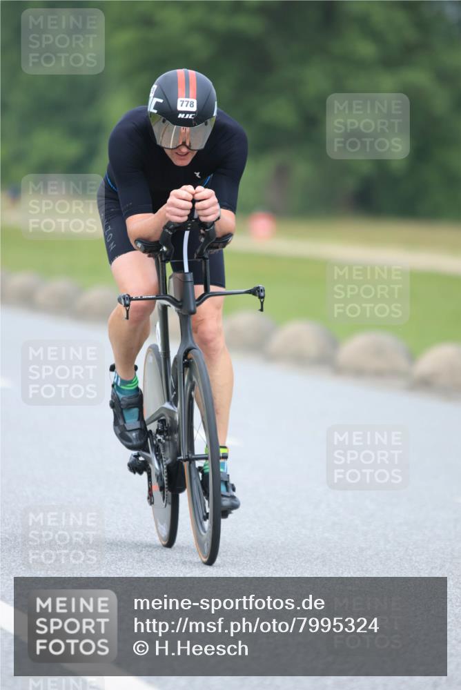 21.06.2025 - 27. Vierlanden-Triathlon H.Heesch http://msf.ph/oto/7995324 15.06.2025 12:15:54 Radfahren 778 meine-sportfotos.de