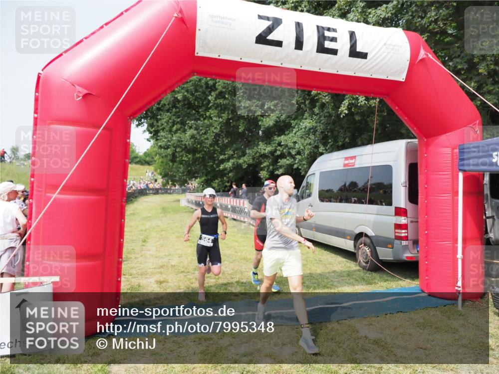 21.06.2025 - 27. Vierlanden-Triathlon MichiJ http://msf.ph/oto/7995348 15.06.2026 11:18:53 Ziel 364, 564, 612 meine-sportfotos.de