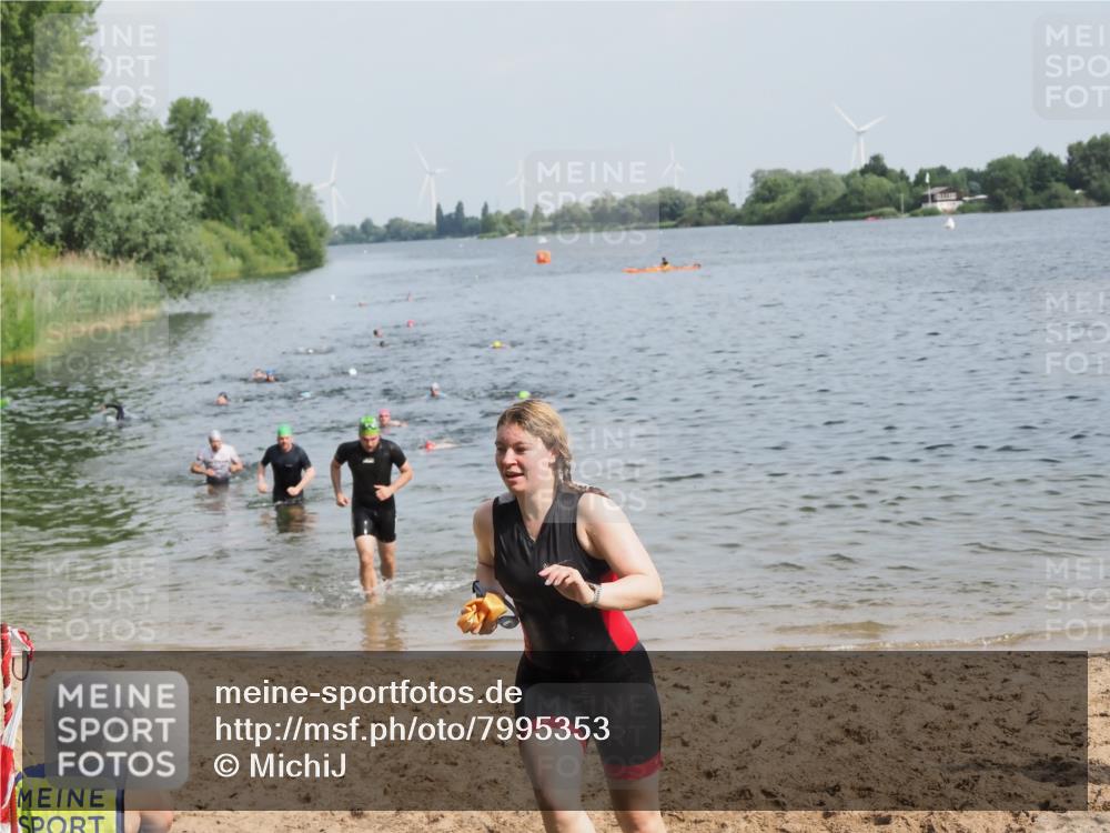 21.06.2025 - 27. Vierlanden-Triathlon MichiJ http://msf.ph/oto/7995353 15.06.2026 09:57:05 Schwimmen 263, 325, 1399 meine-sportfotos.de