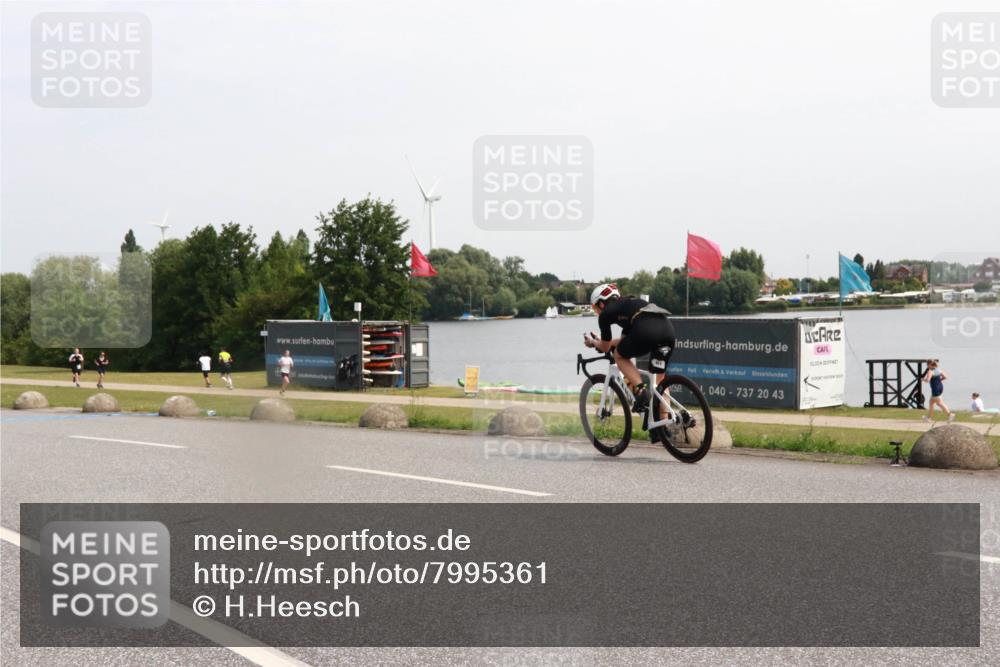 21.06.2025 - 27. Vierlanden-Triathlon H.Heesch http://msf.ph/oto/7995361 15.06.2025 11:26:17 Radfahren 18, 652, 798, 800, 881, 911 meine-sportfotos.de