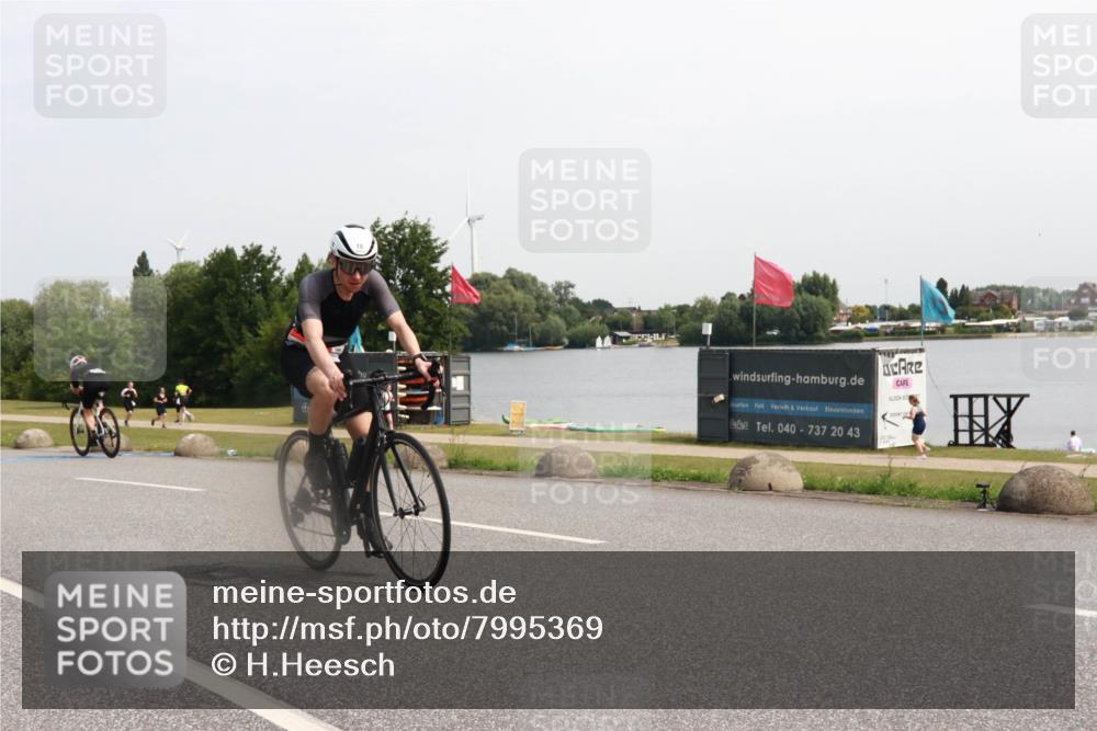 21.06.2025 - 27. Vierlanden-Triathlon H.Heesch http://msf.ph/oto/7995369 15.06.2025 11:26:18 Radfahren 18, 798, 800, 881, 911 meine-sportfotos.de