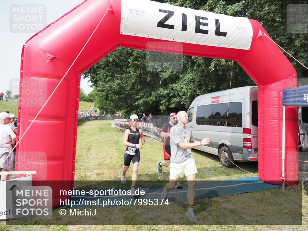 21.06.2025 - 27. Vierlanden-Triathlon MichiJ http://msf.ph/oto/7995374 15.06.2026 11:18:53 Ziel 364, 564, 612 meine-sportfotos.de