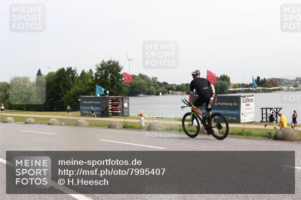 21.06.2025 - 27. Vierlanden-Triathlon H.Heesch http://msf.ph/oto/7995407 15.06.2025 11:26:31 Radfahren 151 meine-sportfotos.de