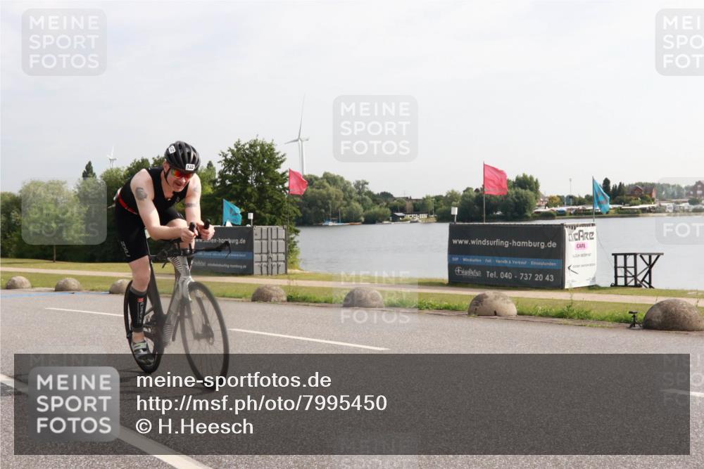 15.06.2025 - 27. Vierlanden-Triathlon H.Heesch http://msf.ph/oto/7995450 15.06.2025 09:19:22 Radfahren 77, 132, 182 meine-sportfotos.de