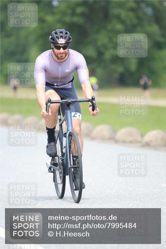 21.06.2025 - 27. Vierlanden-Triathlon H.Heesch http://msf.ph/oto/7995484 15.06.2025 12:17:01 Radfahren 641, 667, 691, 923, 955 meine-sportfotos.de