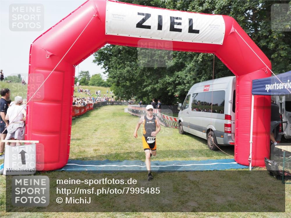 21.06.2025 - 27. Vierlanden-Triathlon MichiJ http://msf.ph/oto/7995485 15.06.2026 11:19:06 Ziel 457 meine-sportfotos.de