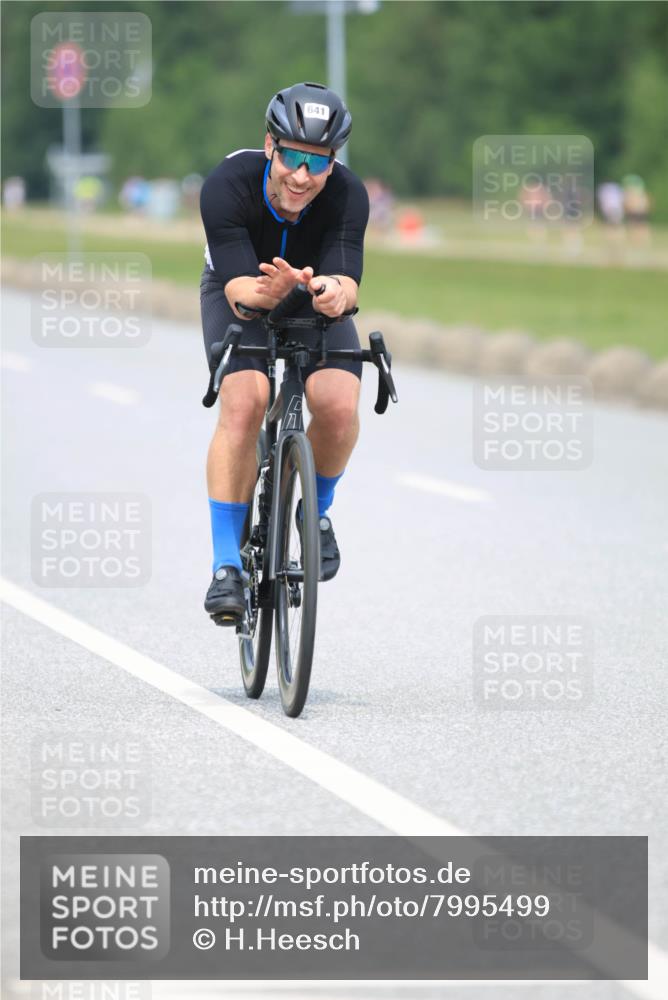 21.06.2025 - 27. Vierlanden-Triathlon H.Heesch http://msf.ph/oto/7995499 15.06.2025 12:17:07 Radfahren 641, 923, 955 meine-sportfotos.de