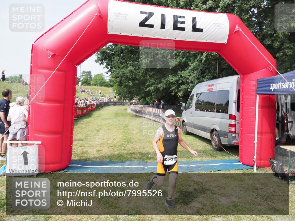 21.06.2025 - 27. Vierlanden-Triathlon MichiJ http://msf.ph/oto/7995526 15.06.2026 11:19:06 Ziel 457 meine-sportfotos.de