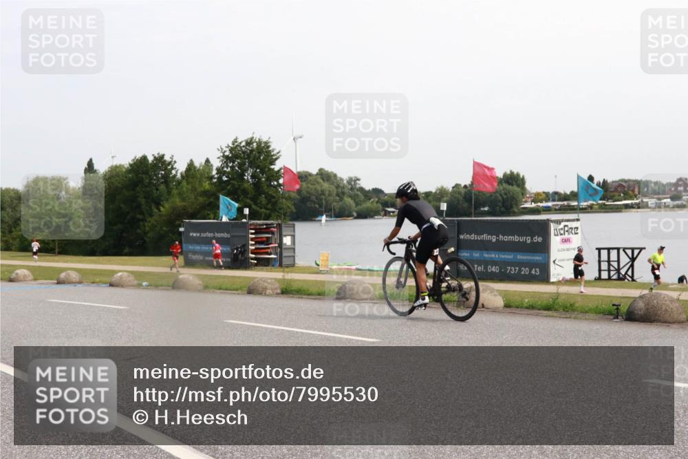 21.06.2025 - 27. Vierlanden-Triathlon H.Heesch http://msf.ph/oto/7995530 15.06.2025 11:27:16 Radfahren 825, 939 meine-sportfotos.de