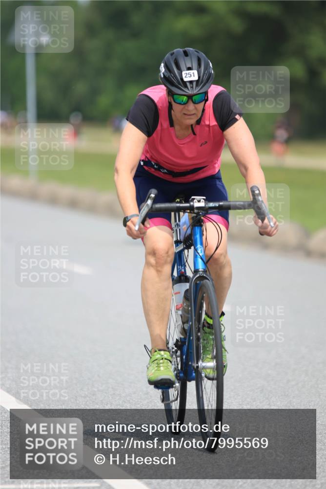 21.06.2025 - 27. Vierlanden-Triathlon H.Heesch http://msf.ph/oto/7995569 15.06.2025 12:05:41 Radfahren 251 meine-sportfotos.de