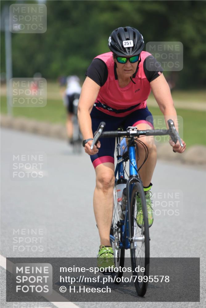 21.06.2025 - 27. Vierlanden-Triathlon H.Heesch http://msf.ph/oto/7995578 15.06.2025 12:05:41 Radfahren 251 meine-sportfotos.de