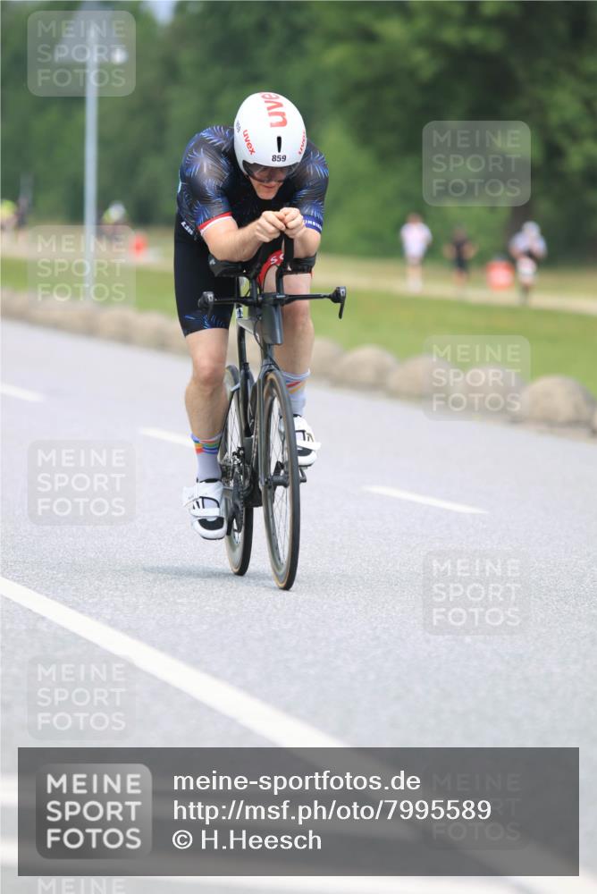 21.06.2025 - 27. Vierlanden-Triathlon H.Heesch http://msf.ph/oto/7995589 15.06.2025 12:17:33 Radfahren 723, 853, 859 meine-sportfotos.de