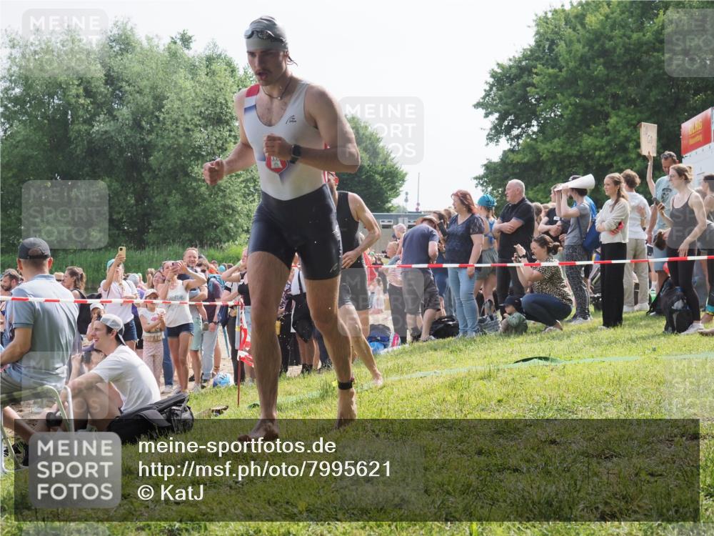 15.06.2025 - 27. Vierlanden-Triathlon KatJ http://msf.ph/oto/7995621 15.06.2025 09:55:15 Schwimmen 299, 306, 311, 326 meine-sportfotos.de