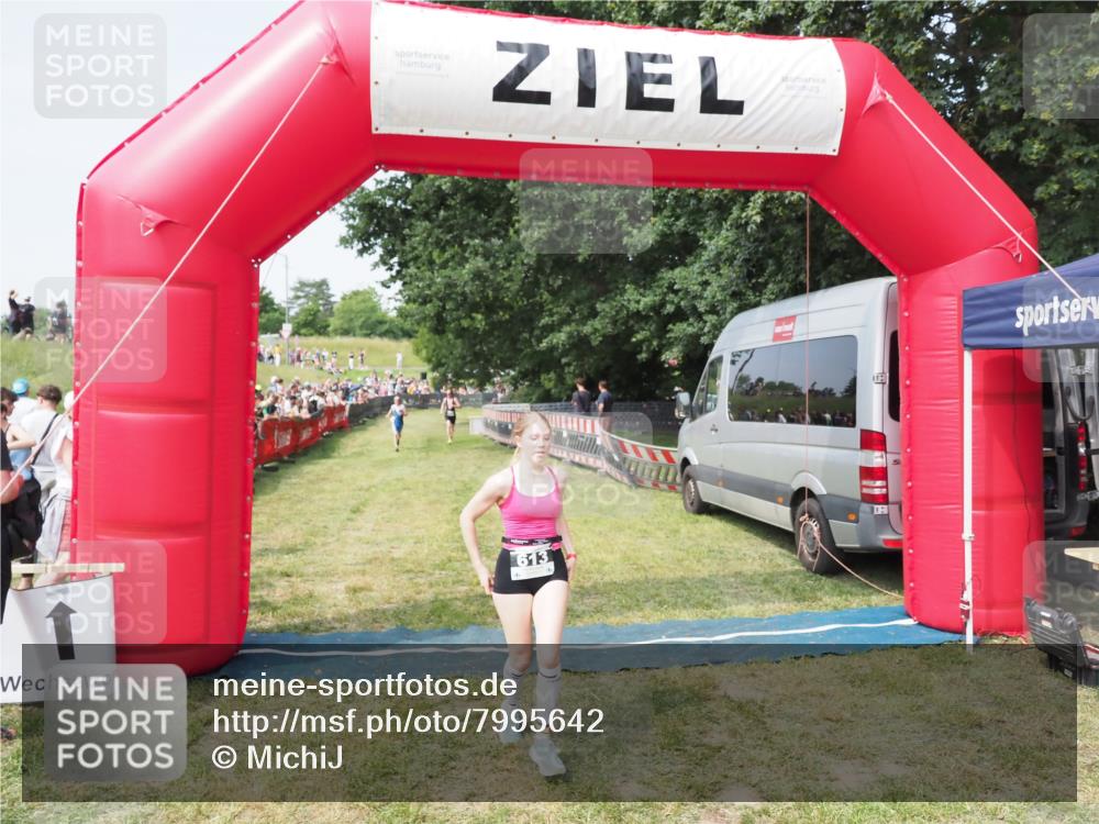 21.06.2025 - 27. Vierlanden-Triathlon MichiJ http://msf.ph/oto/7995642 15.06.2026 11:19:18 Ziel 613 meine-sportfotos.de