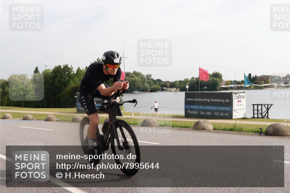 15.06.2025 - 27. Vierlanden-Triathlon H.Heesch http://msf.ph/oto/7995644 15.06.2025 09:20:17 Radfahren 137 meine-sportfotos.de