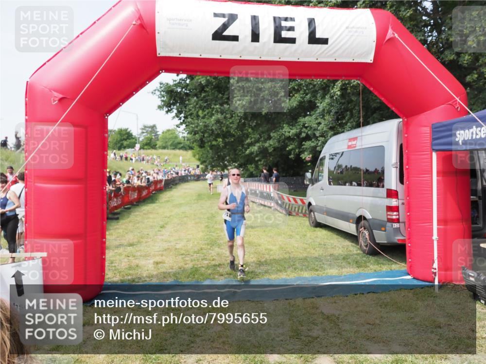 21.06.2025 - 27. Vierlanden-Triathlon MichiJ http://msf.ph/oto/7995655 15.06.2026 11:19:24 Ziel 400, 401, 613 meine-sportfotos.de