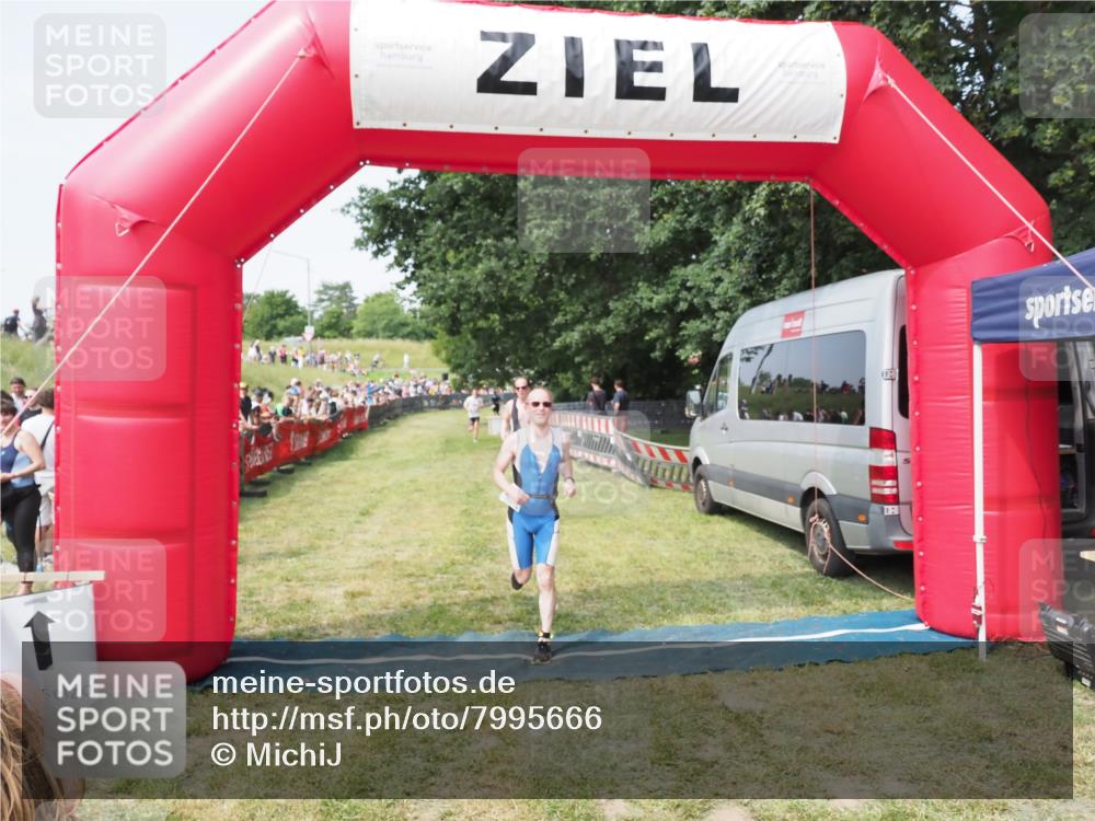21.06.2025 - 27. Vierlanden-Triathlon MichiJ http://msf.ph/oto/7995666 15.06.2026 11:19:24 Ziel 400, 401, 613 meine-sportfotos.de