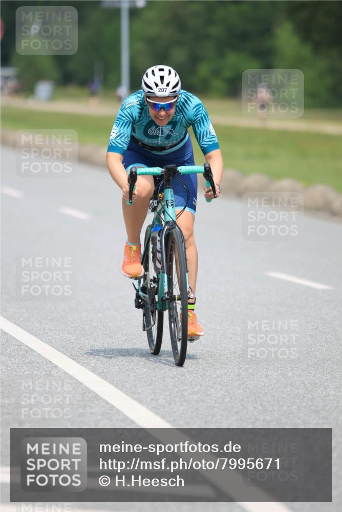 21.06.2025 - 27. Vierlanden-Triathlon H.Heesch http://msf.ph/oto/7995671 15.06.2025 12:06:02 Radfahren 205, 207, 676 meine-sportfotos.de