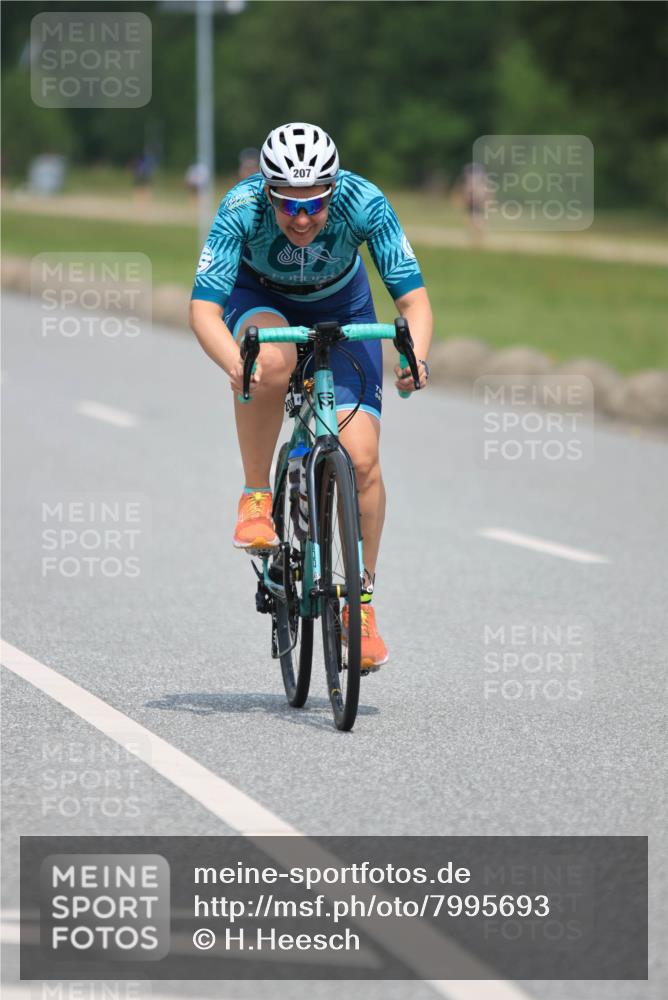 21.06.2025 - 27. Vierlanden-Triathlon H.Heesch http://msf.ph/oto/7995693 15.06.2025 12:06:02 Radfahren 205, 207, 676 meine-sportfotos.de
